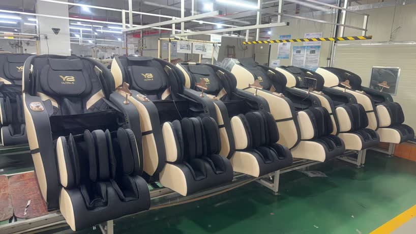 שורת כורסאות מסאז' YB ULTRA-8 בגוון שחור שמנת על פס הייצור